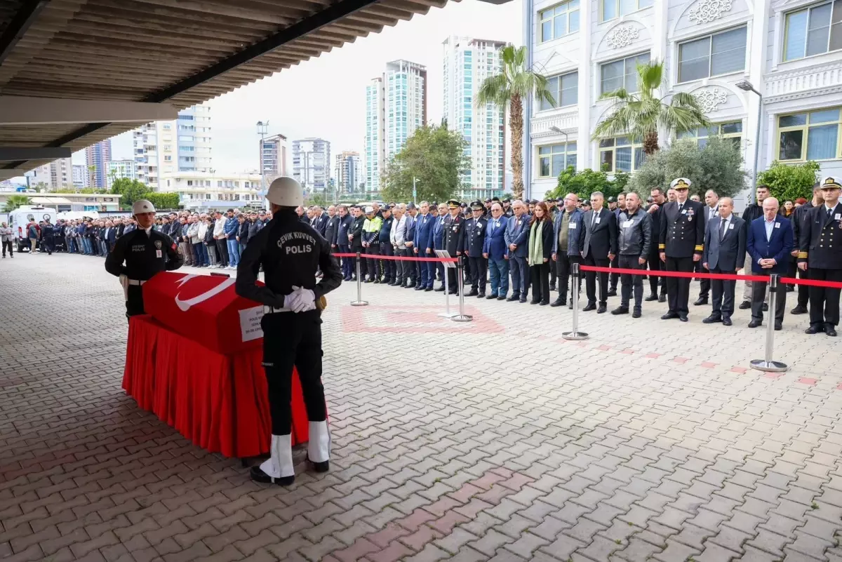 Mersin\'de geçirdiği kazada şehit olan polis memuru için tören düzenlendi