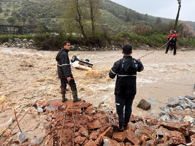 Su basan yoldan geçmeye çalışan araçta can pazarı: 1 ölü, 1 yaralı