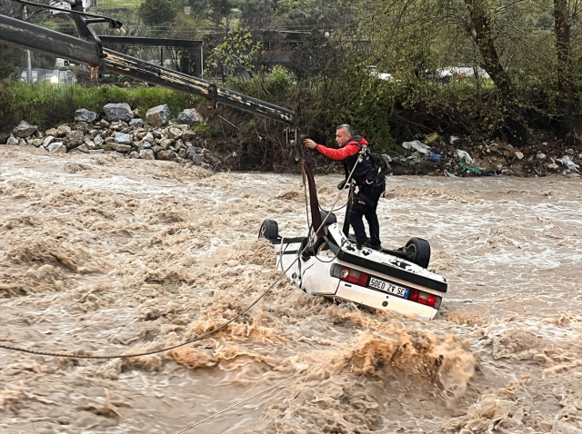 Su basan yoldan geçmeye çalışan araçta can pazarı: 1 ölü, 1 yaralı