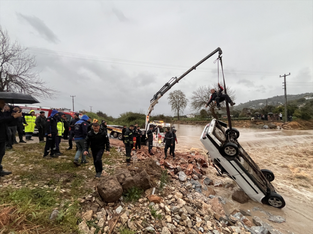 Su basan yoldan geçmeye çalışan araçta can pazarı: 1 ölü, 1 yaralı