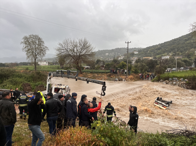 Su basan yoldan geçmeye çalışan araçta can pazarı: 1 ölü, 1 yaralı