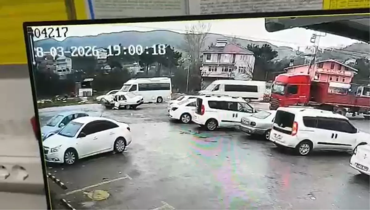 Ereğli\'de İşçi Servisi ile Otomobil Çarpıştı: 7 Yaralı