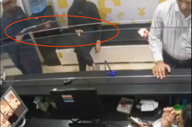 Silahıyla oynayan güvenlik görevlisi müşteriyi vurdu Silahıyla oynayan güvenlik görevlisi müşteriyi vurdu