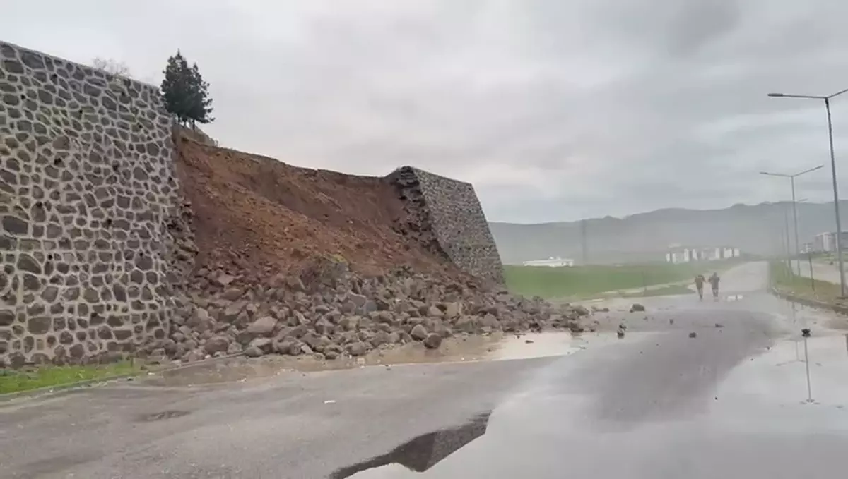 Cizre\'de İstinat Duvarı Yıkıldı