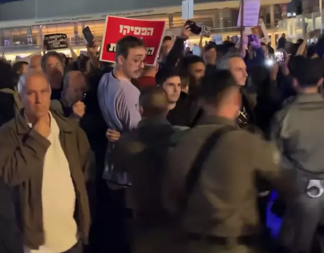 Tel Aviv'de savaş karşıtı protestoya polis müdahale etti, çok sayıda gözaltı var