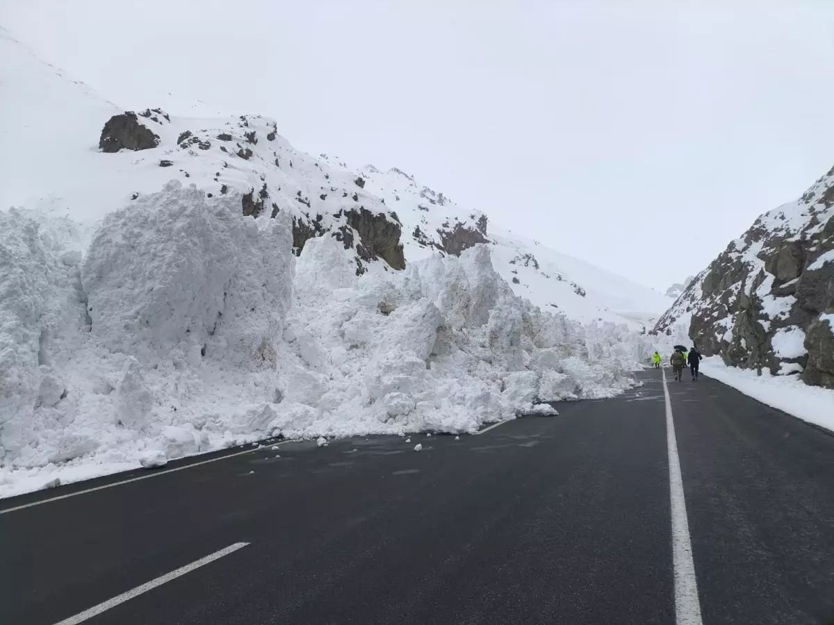 Kırmızıtaş\'ta Çığ Düşmesi: Yol Kapandı