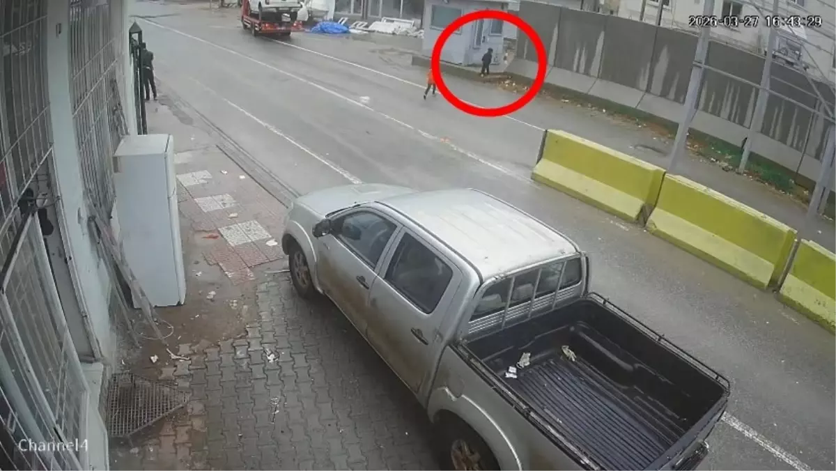 Çocuk Caddedeki Çekiciyle Çarpışmaktan Kurtuldu