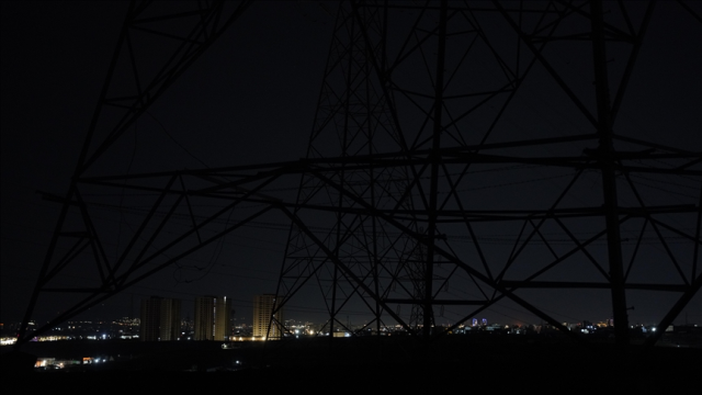 ABD ve İsrail elektrik tesislerini vurdu, Tahran karanlığa gömüldü