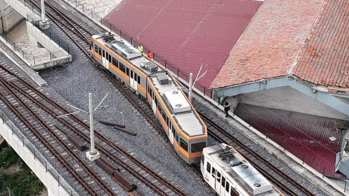 Adana\'da Metro Vagonu Raydan Çıktı