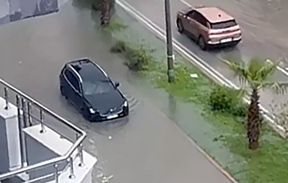 Adana\'da Sağanak Yağış Yolları Göle Döndürdü