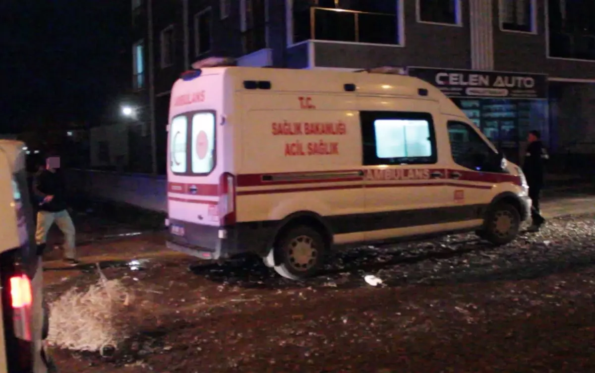 Aksaray\'da Bıçaklı Saldırı: Genç, Annnesinin Erkek Arkadaşını Yaraladı