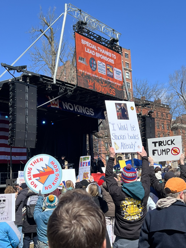 Beyaz Saray'ı da kuşattılar: 'Krallara Hayır' diyen milyonlarca kişi Trump'a karşı sokağa çıktı Beyaz Saray'ı da kuşattılar: 'Krallara Hayır' diyen milyonlarca kişi Trump'a karşı sokağa çıktı