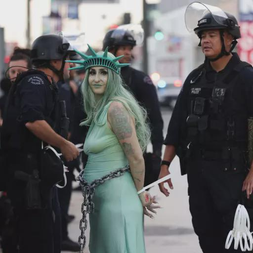 Beyaz Saray'ı da kuşattılar: 'Krallara Hayır' diyen milyonlarca kişi Trump'a karşı sokağa çıktı Beyaz Saray'ı da kuşattılar: 'Krallara Hayır' diyen milyonlarca kişi Trump'a karşı sokağa çıktı