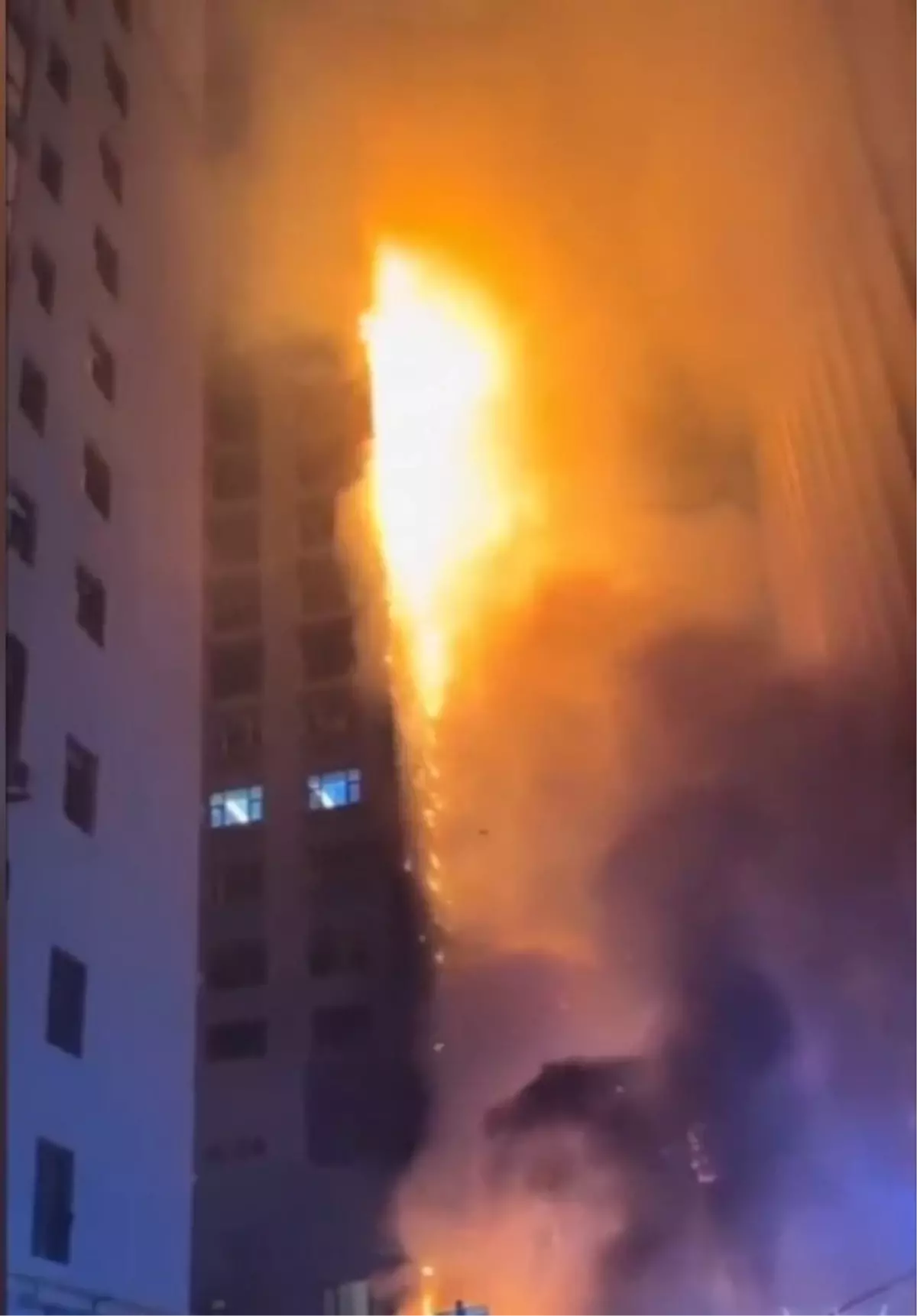 Çin\'de Yüksek Katlı Bina Yangını: 3 Ölü, 23 Yaralı