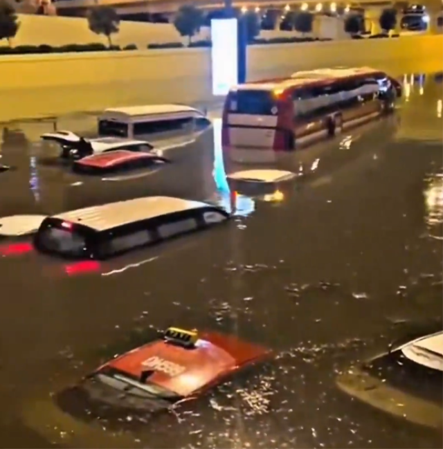 Dubai felaketi yaşıyor! Havalimanı dev bir havuza, yollar bataklığa döndü