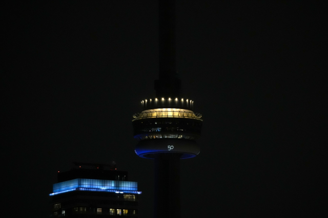 D&uuml;nyanın en y&uuml;ksek &uuml;&ccedil;&uuml;nc&uuml; kulesi karanlığa g&ouml;m&uuml;ld&uuml;! Sebebi &ccedil;ok daha dikkat &ccedil;ekti