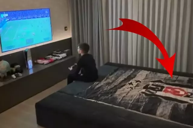 Fenerbahçe’nin eski yıldızı oğlunu oyun oynarken paylaştı! Yataktaki Beşiktaş detayı bomba
