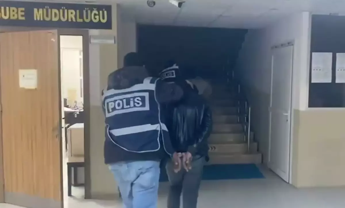 Hatay\'da oto hırsızları yakalandı: Çalınan araç sahibine teslim edildi