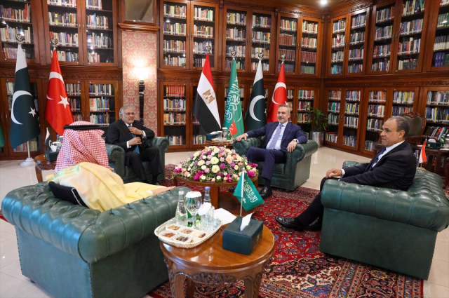 İslamabad'daki kritik zirvede Pakistanlı bakan yere düştü