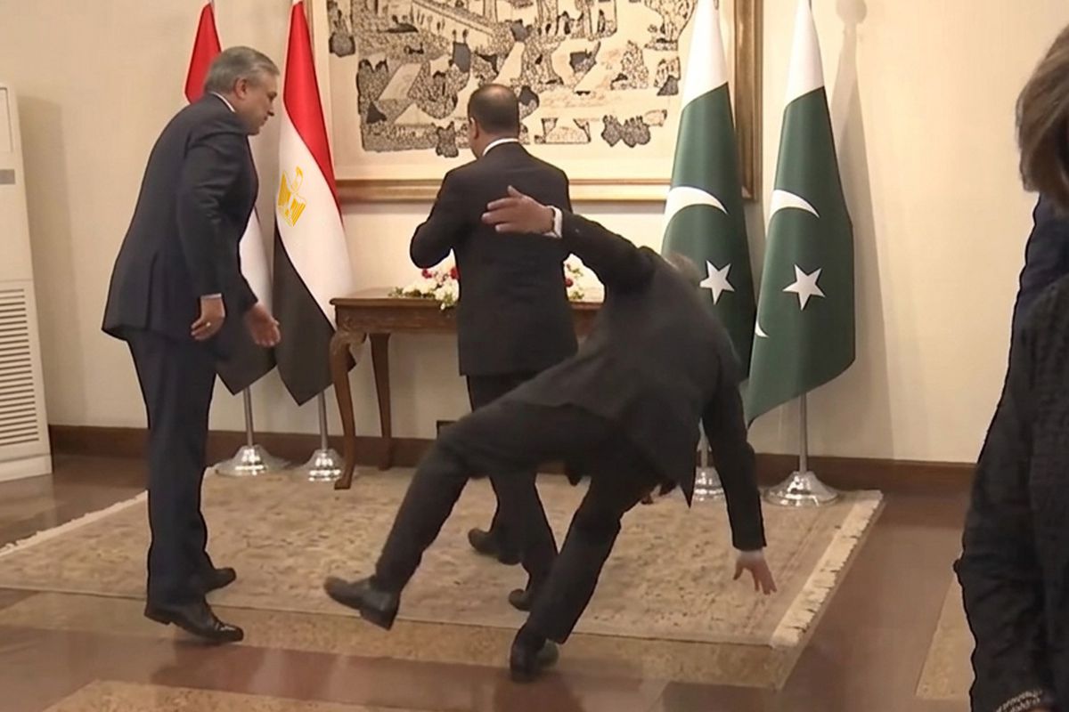 İslamabad\'daki kritik zirvede Pakistanlı bakan yere düştü