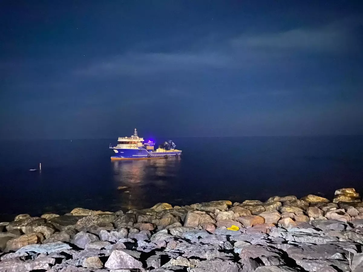 Rize\'de Balıkçı Teknesi Kayalıklara Oturdu