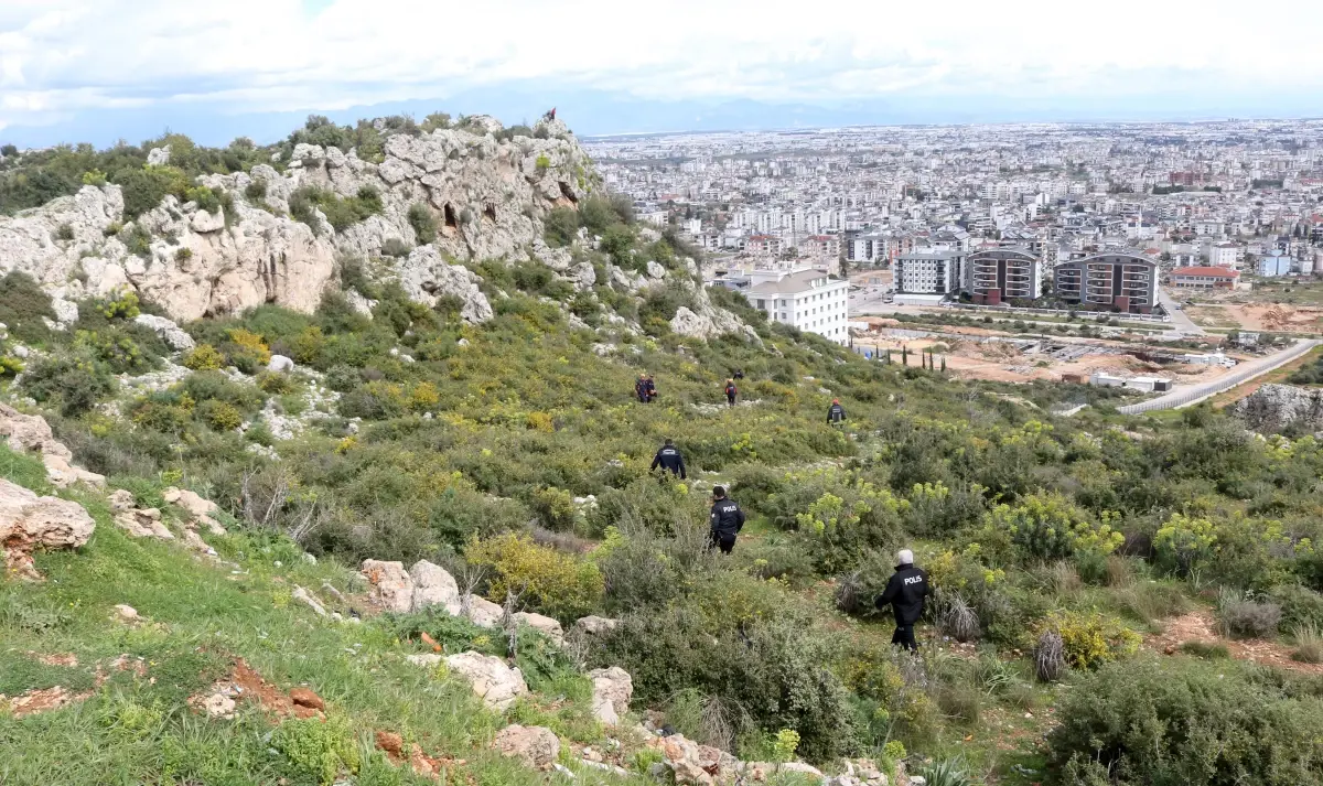 Antalya\'da Kayalıklardan Düşen Kadın Kurtarıldı