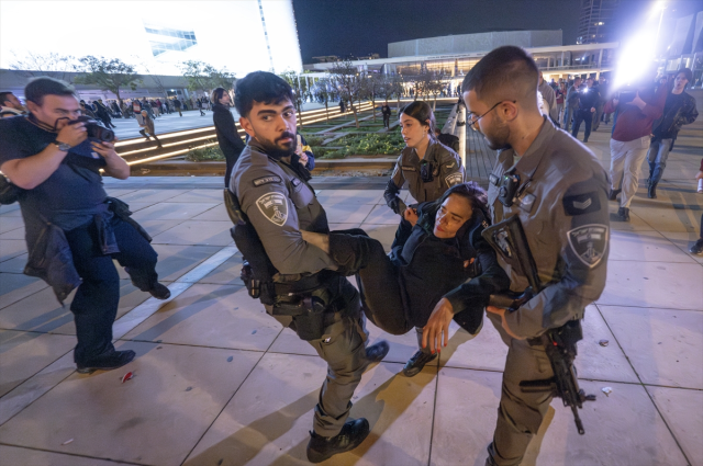 Kendi vatandaşlarına tahammülleri yok! İsrail polisinden savaş karşıtı yaşlı kadına saldırı