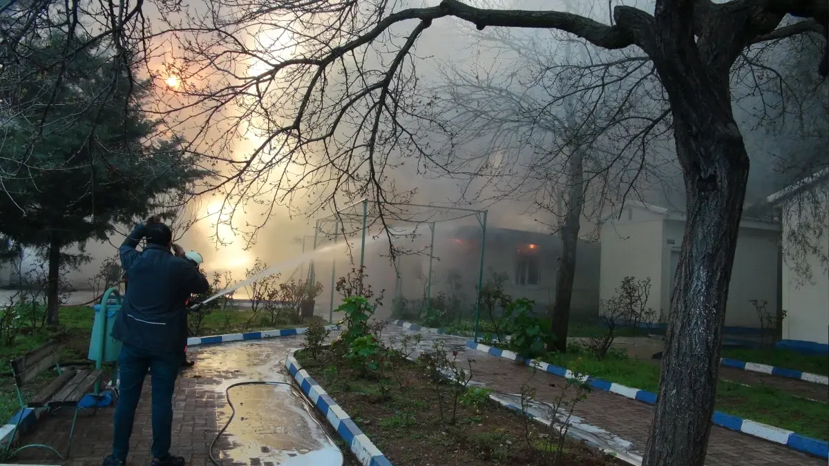 Kilis\'te STK Prefabrik Binasında Yangın