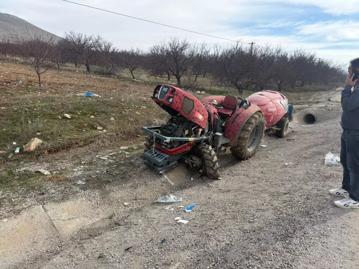 Doğanşehir\'de Traktör Devrildi: 2 Yaralı