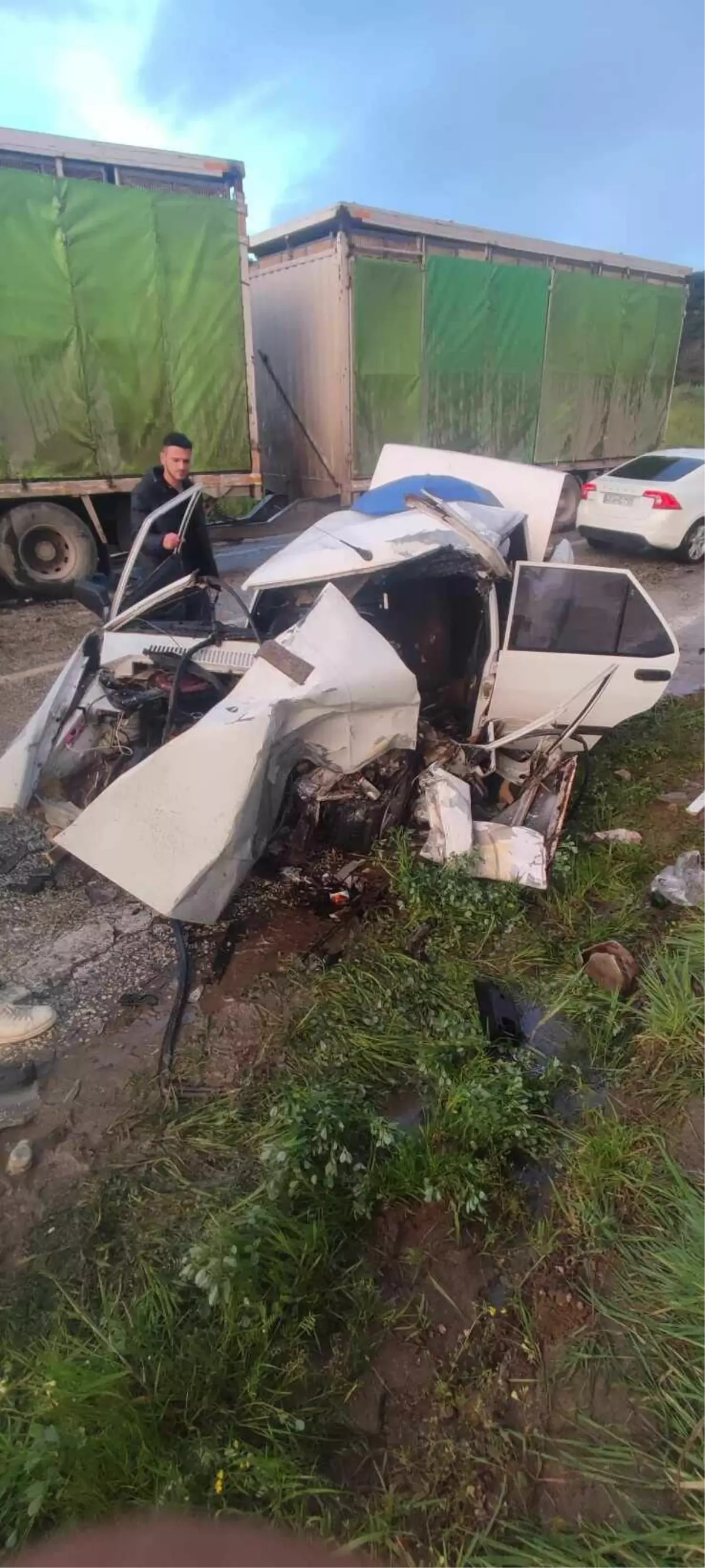 Alaşehir\'de TIR ile otomobil çarpıştı: 1 ağır yaralı