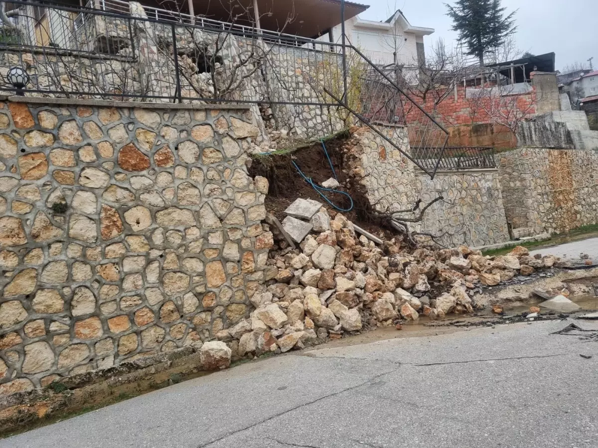 Mersin\'de Toprak Kayması: Evler Zarar Gördü