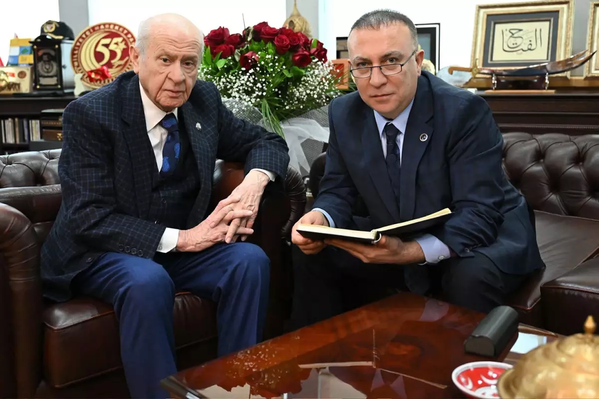 Görevinden istifa eden Yönter\'den \'kara kaplı defterli\' Bahçeli paylaşımı