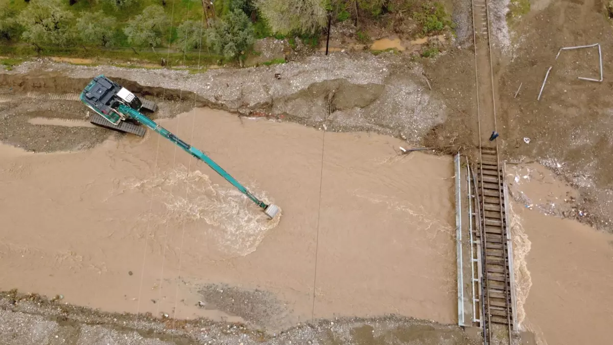 Salihli\'de Kuvvetli Yağış Tarım Arazilerini Su Bastı