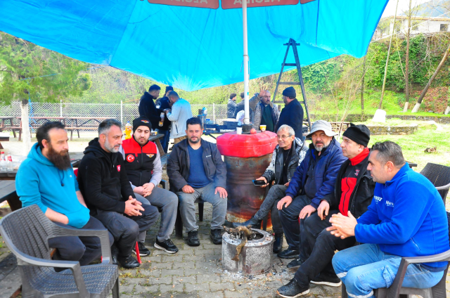 Dere yatağında ortaya çıkıyor, tasını kapan avuç avuç topluyor