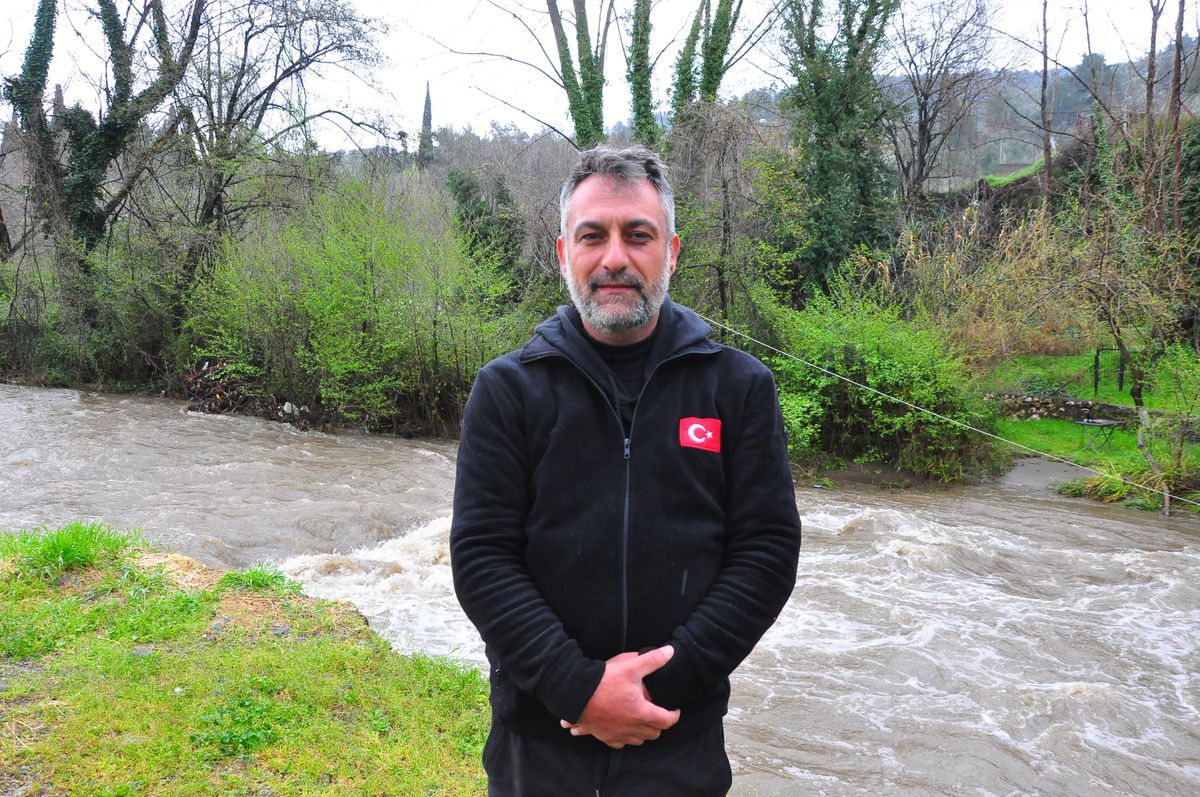Dere yatağında ortaya çıkıyor, tasını kapan avuç avuç topluyor