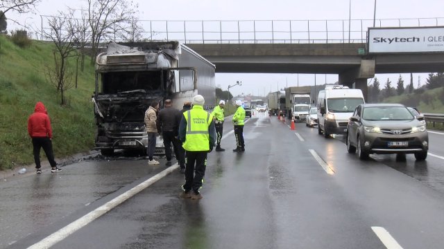 TEM Otoyolu'nda tır yandı, trafikte yoğunluk oluştu TEM Otoyolu'nda tır yandı, trafikte yoğunluk oluştu
