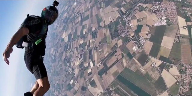 Yeni paraşütünü test ederken hayatını kaybetti Yeni paraşütünü test ederken hayatını kaybetti