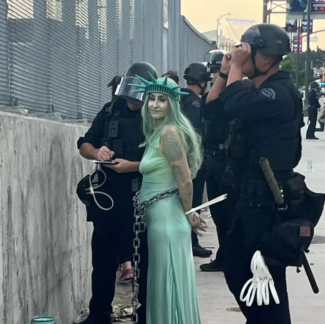 ABD polisi, Özgürlük Heykeli kılığına giren protestocuyu gözaltına aldı