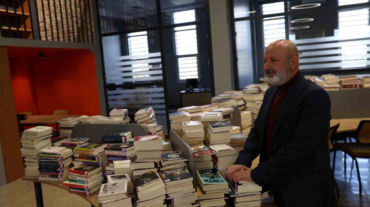 Başkan Çolakbayrakdar: "Kütüphaneler haftası vesilesiyle bilgiyle büyüyen bir şehir inşa ediyoruz"