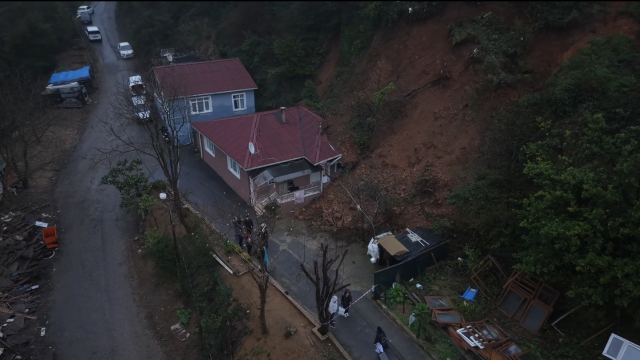 Beykoz'da toprak kayması: Tek katlı ev ve otomobil hasar gördü