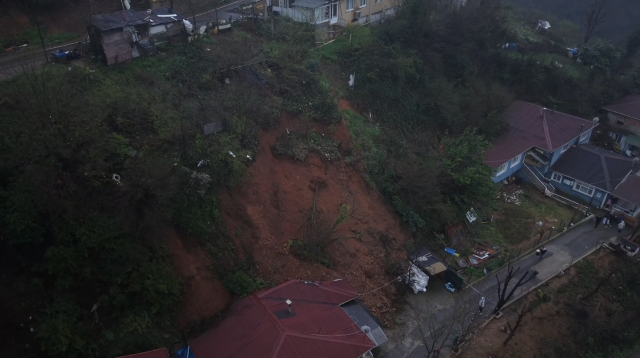 Beykoz'da toprak kayması: Tek katlı ev ve otomobil hasar gördü