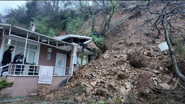 Beykoz'da toprak kayması: Tek katlı ev ve otomobil hasar gördü