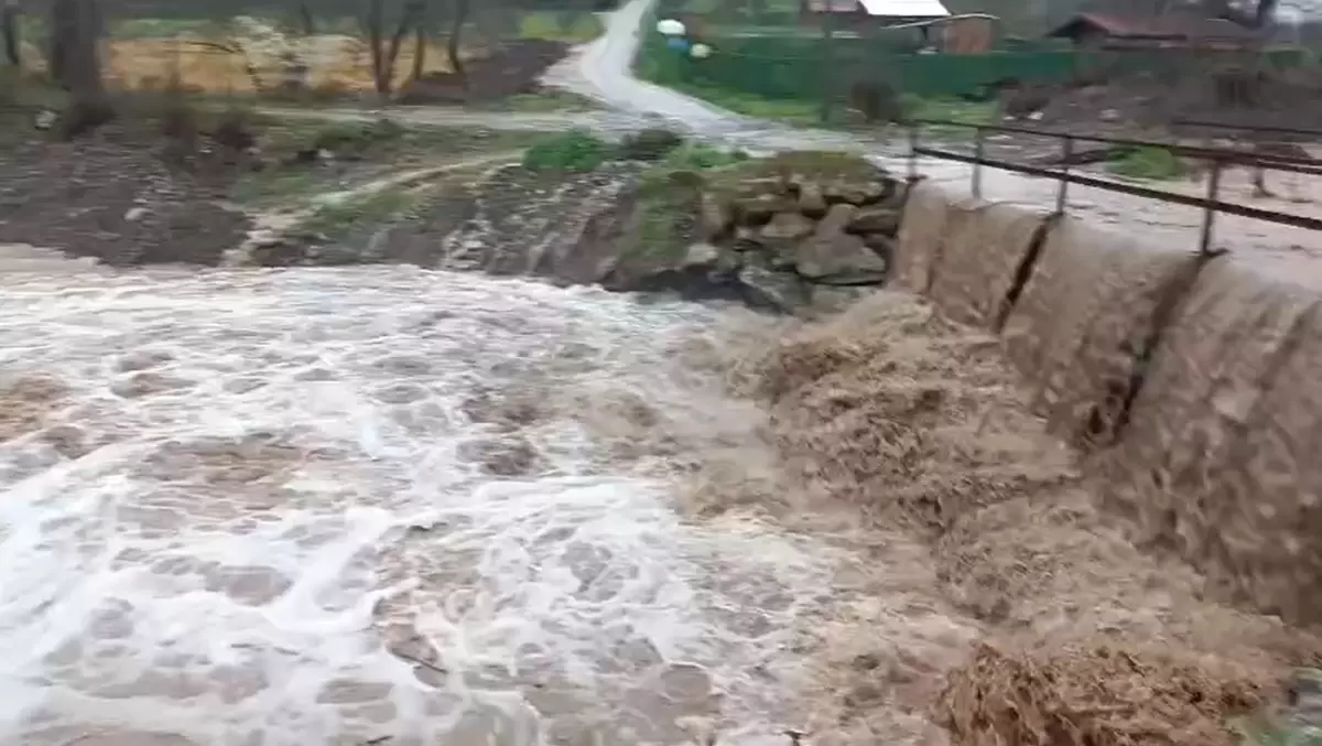 Bursa\'da Dereler Taştı, Köprü Ulaşıma Kapandı