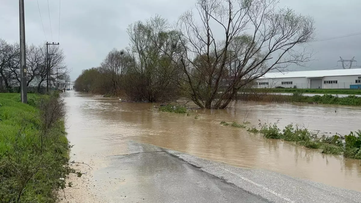 Nilüfer Çayı Taşarken Yol Kapandı