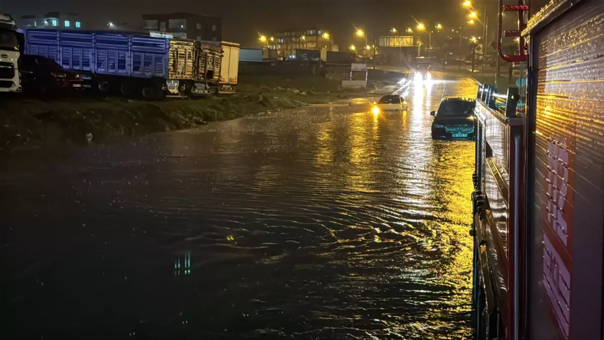 Cizre\'de Sağanak Yağış Hayatı Olumsuz Etkiledi