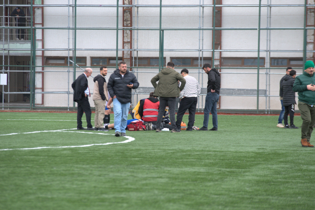 Dili boğazına kaçan takım arkadaşlarına üzülünce oyuna devam edemediler