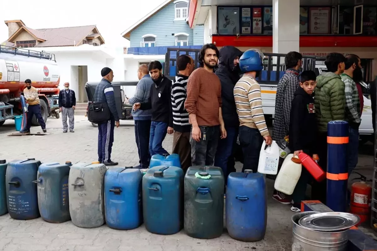 Dünyayı bekleyen büyük tehlike: Savaş biraz daha uzarsa yakıtta "karne" dönemi başlayacak