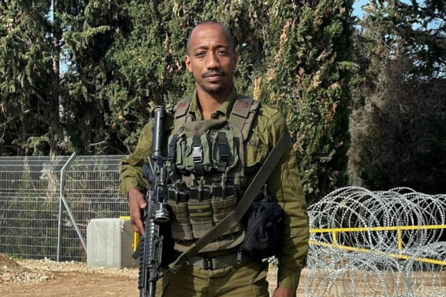 Futbol dünyası şokta! Yıldız futbolcu topu bırakıp silah başına geçti