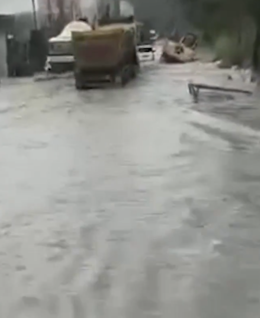 İstanbul'da Şiddetli Yağış: Sarıyer Kemerburgaz Yolu Göl Oldu, Tır Dere Yatağına Devrildi İstanbul'da Şiddetli Yağış: Sarıyer Kemerburgaz Yolu Göl Oldu, Tır Dere Yatağına Devrildi