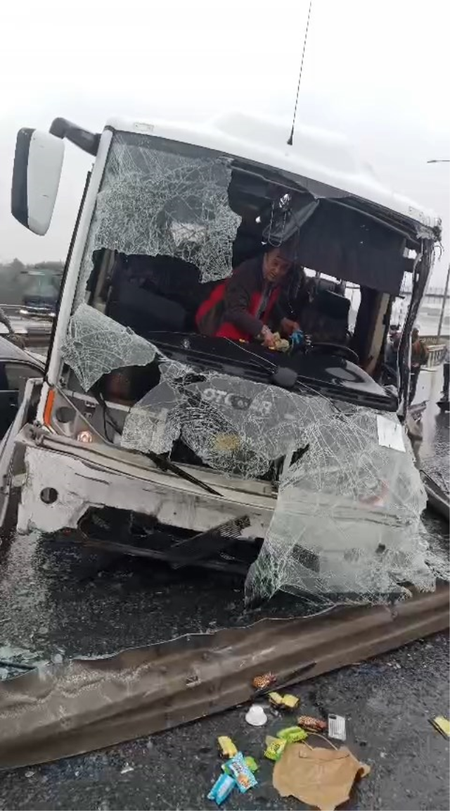 İstanbul'da polis servisinin de karıştığı zincirleme kaza: 1 polis şehit oldu, 16 kişi yaralandı